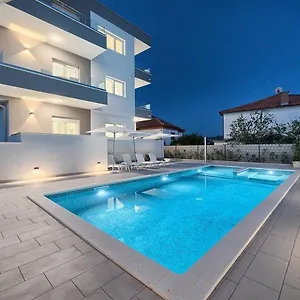 https://trogirski-dvori.hotels-in-trogir.com